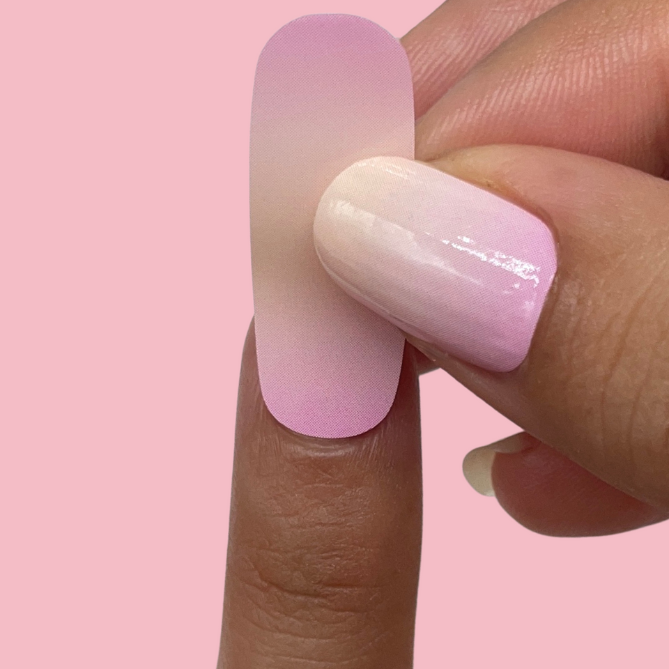Pega tus stickers para uñas sobre tu uña evitando tocar la cutícula